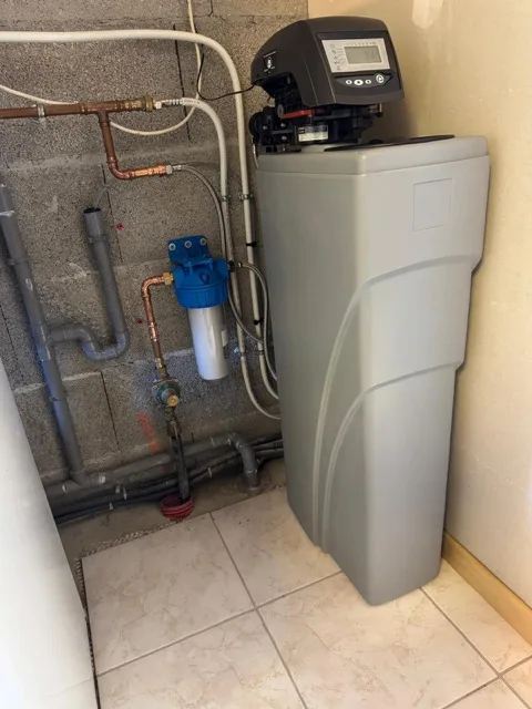 Adoucisseur d’eau installé avec préfiltre et raccordements en cuivre