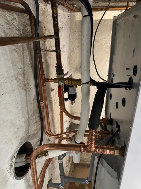 Réseau de tuyauteries en cuivre et raccordements de l’installation de chauffage