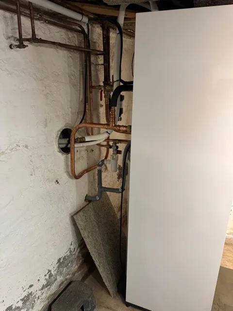 Équipement de chauffage blanc avec ses raccordements en cuivre
