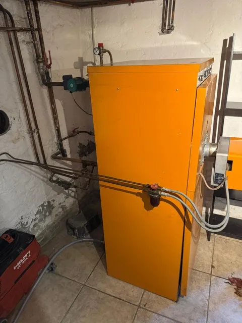 Installation de chauffage et réseau de tuyauteries dans un local technique