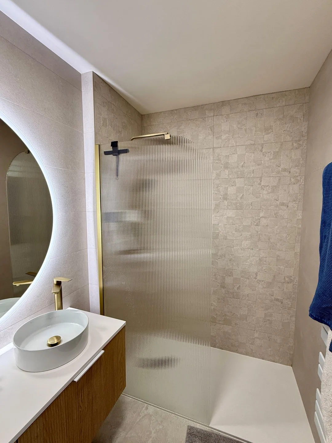 Douche et vasque dans une salle de bain rénovée par VALEX