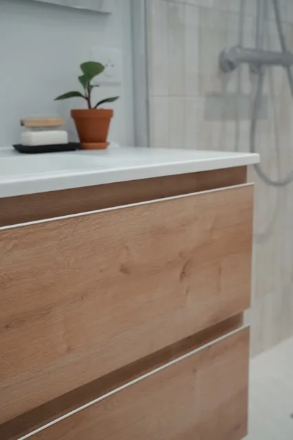 Détail du meuble vasque en bois et du plan vasque blanc